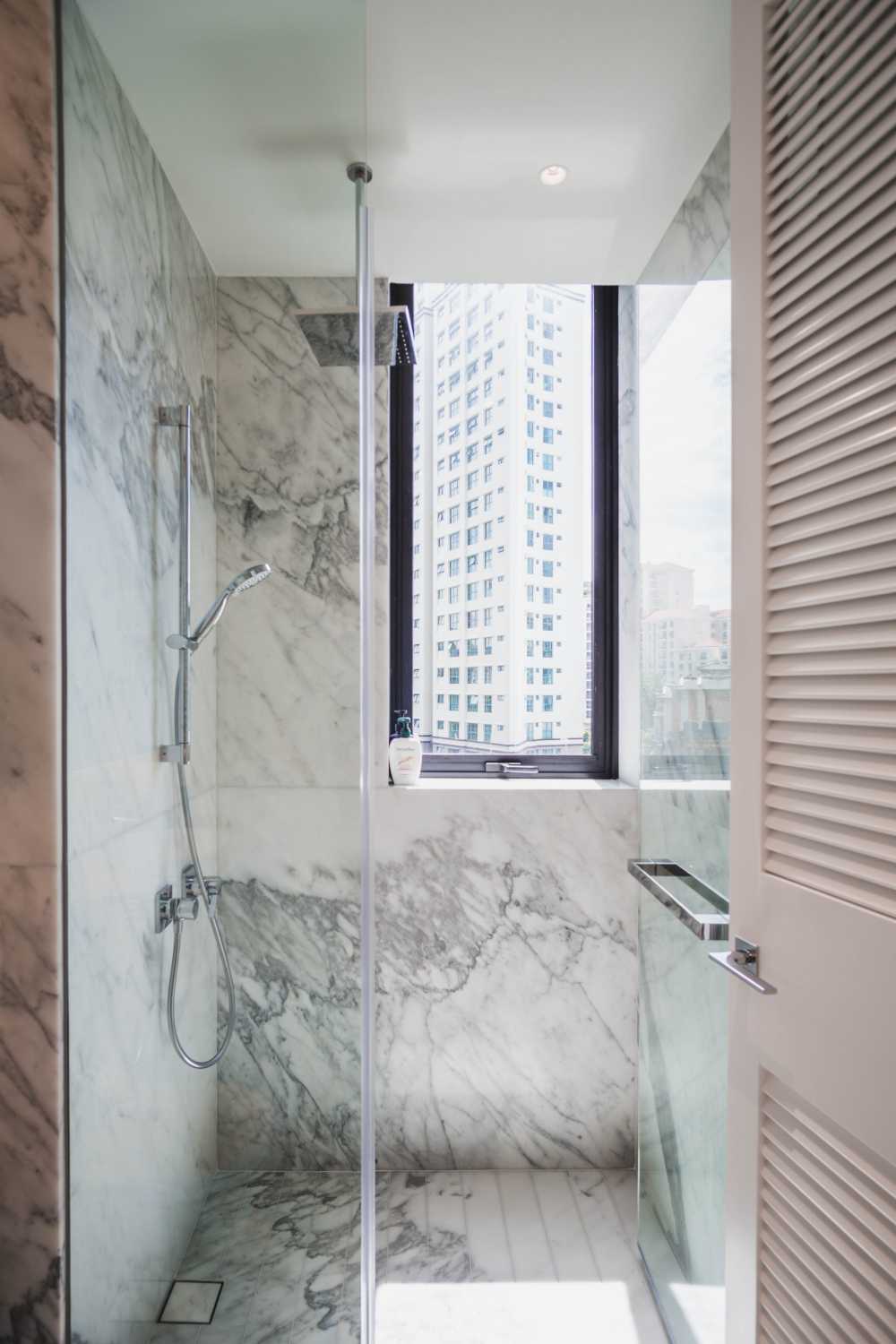 minimalist bathroom with marble floor and feature wall