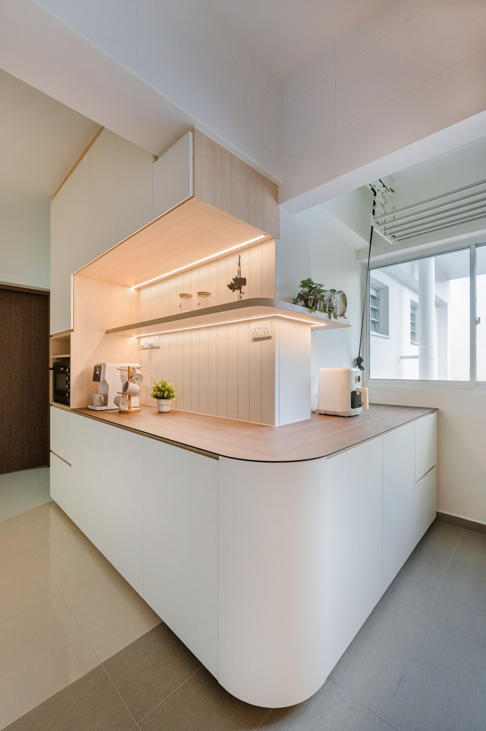 minimalist kitchen with countertop and homogeneous tiles