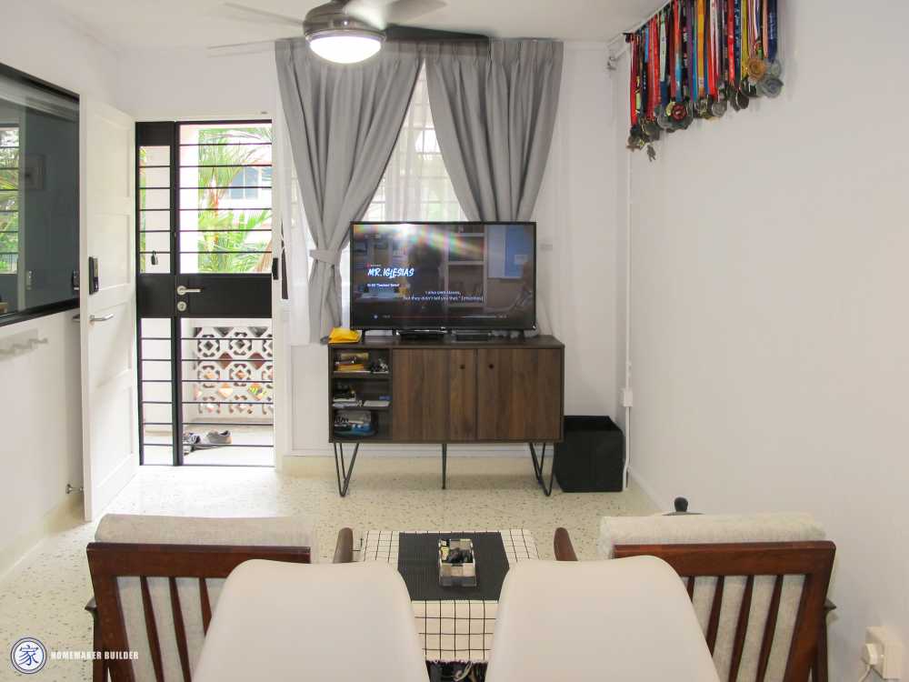 vintage living room with tv console and ceiling fan